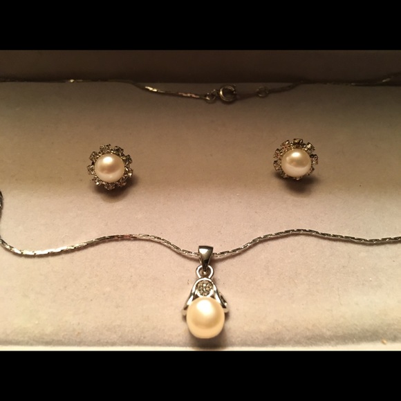 Jewelry - New genuine pearl cz and silver set in box